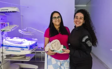 Mães e recém-nascidos do Hospital Regional de São José recebem kits produzidos por internas do sistema prisional Duas mulheres apresentam kits com toucas e cueiros destinados aos recém-nascidos do Hospital Regional de São José, produzidos por internas do sistema prisional catarinense.