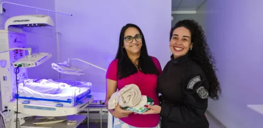 Mães e recém-nascidos do Hospital Regional de São José recebem kits produzidos por internas do sistema prisional Duas mulheres apresentam kits com toucas e cueiros destinados aos recém-nascidos do Hospital Regional de São José, produzidos por internas do sistema prisional catarinense.