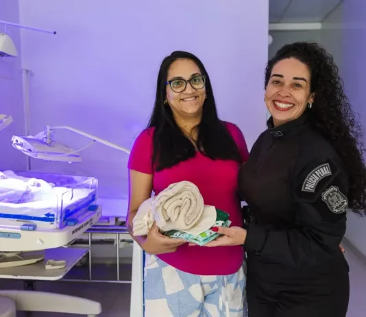 Mães e recém-nascidos do Hospital Regional de São José recebem kits produzidos por internas do sistema prisional Duas mulheres apresentam kits com toucas e cueiros destinados aos recém-nascidos do Hospital Regional de São José, produzidos por internas do sistema prisional catarinense.