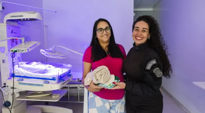 Mães e recém-nascidos do Hospital Regional de São José recebem kits produzidos por internas do sistema prisional Duas mulheres apresentam kits com toucas e cueiros destinados aos recém-nascidos do Hospital Regional de São José, produzidos por internas do sistema prisional catarinense.