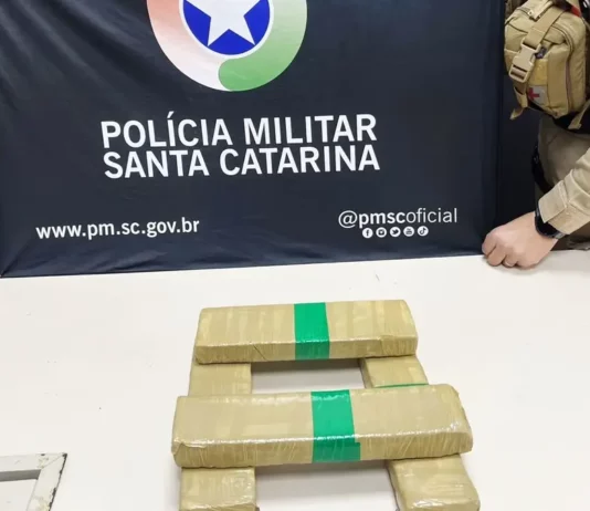 Homem foge de abordagem, abandona mochila com maconha e acaba preso em Florianópolis Tabletes de maconha apreendidos pela Polícia Militar após fuga de motociclista durante abordagem em Florianópolis.