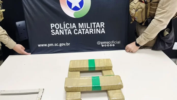 maconha-apreendida-florianopolis-1200x675 Tabletes de maconha apreendidos pela Polícia Militar após fuga de motociclista durante abordagem em Florianópolis.