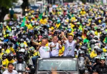 Motociata em apoio a Flávio Bolsonaro reúne governadores eleitos do Sul em Florianópolis Motociata em apoio a Flávio Bolsonaro reúne lideranças políticas e milhares de motociclistas na Beira-Mar Norte, em Florianópolis, durante manifestação eleitoral.