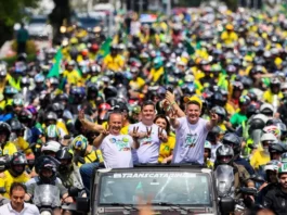 Motociata em apoio a Flávio Bolsonaro reúne governadores eleitos do Sul em Florianópolis Motociata em apoio a Flávio Bolsonaro reúne lideranças políticas e milhares de motociclistas na Beira-Mar Norte, em Florianópolis, durante manifestação eleitoral.
