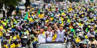Motociata em apoio a Flávio Bolsonaro reúne lideranças políticas e milhares de motociclistas na Beira-Mar Norte, em Florianópolis, durante manifestação eleitoral.
