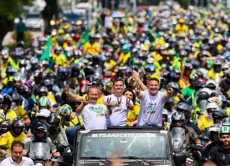 Motociata em apoio a Flávio Bolsonaro reúne lideranças políticas e milhares de motociclistas na Beira-Mar Norte, em Florianópolis, durante manifestação eleitoral.