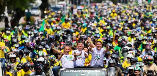 Motociata em apoio a Flávio Bolsonaro reúne governadores eleitos do Sul em Florianópolis Motociata em apoio a Flávio Bolsonaro reúne lideranças políticas e milhares de motociclistas na Beira-Mar Norte, em Florianópolis, durante manifestação eleitoral.