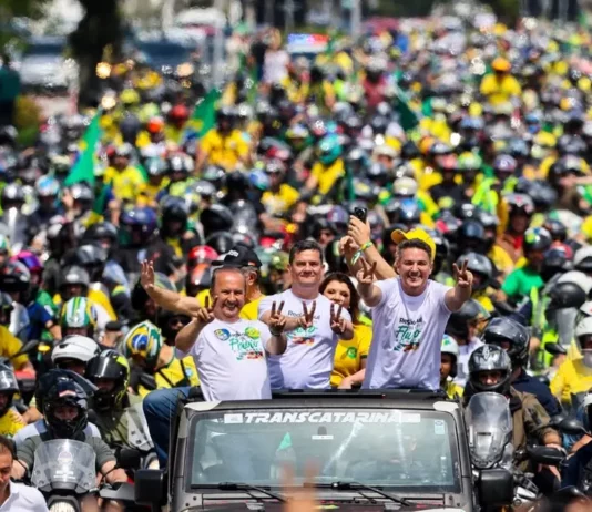 Motociata em apoio a Flávio Bolsonaro reúne governadores eleitos do Sul em Florianópolis Motociata em apoio a Flávio Bolsonaro reúne lideranças políticas e milhares de motociclistas na Beira-Mar Norte, em Florianópolis, durante manifestação eleitoral.
