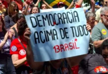 Ato “Mulheres com Lula” reúne manifestantes no Centro de Florianópolis Manifestantes com bandeiras de apoio a Lula e cartaz em defesa da democracia durante o ato Mulheres com Lula, no Centro de Florianópolis, neste sábado (17).