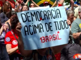 Ato “Mulheres com Lula” reúne manifestantes no Centro de Florianópolis Manifestantes com bandeiras de apoio a Lula e cartaz em defesa da democracia durante o ato Mulheres com Lula, no Centro de Florianópolis, neste sábado (17).