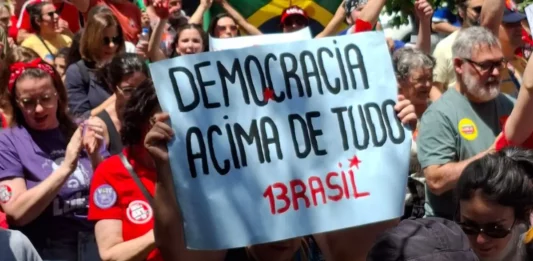 Ato “Mulheres com Lula” reúne manifestantes no Centro de Florianópolis Manifestantes com bandeiras de apoio a Lula e cartaz em defesa da democracia durante o ato Mulheres com Lula, no Centro de Florianópolis, neste sábado (17).