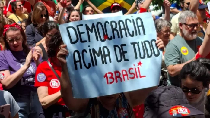 mulheres-com-lula Manifestantes com bandeiras de apoio a Lula e cartaz em defesa da democracia durante o ato Mulheres com Lula, no Centro de Florianópolis, neste sábado (17).