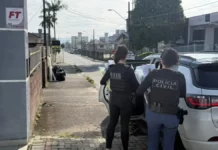 Policiais civis durante o cumprimento de mandados de busca e apreensão da Operação Mídia Fria, que investiga suspeitas de fraude em licitações públicas em Santa Catarina.