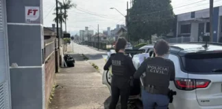 Policiais civis durante o cumprimento de mandados de busca e apreensão da Operação Mídia Fria, que investiga suspeitas de fraude em licitações públicas em Santa Catarina.