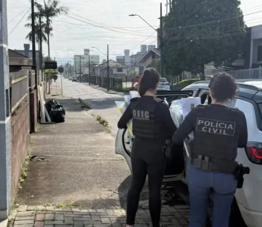 Operação Mídia Fria apura suspeitas de fraude em licitações públicas em diversos municípios de Santa Catarina Policiais civis durante o cumprimento de mandados de busca e apreensão da Operação Mídia Fria, que investiga suspeitas de fraude em licitações públicas em Santa Catarina.