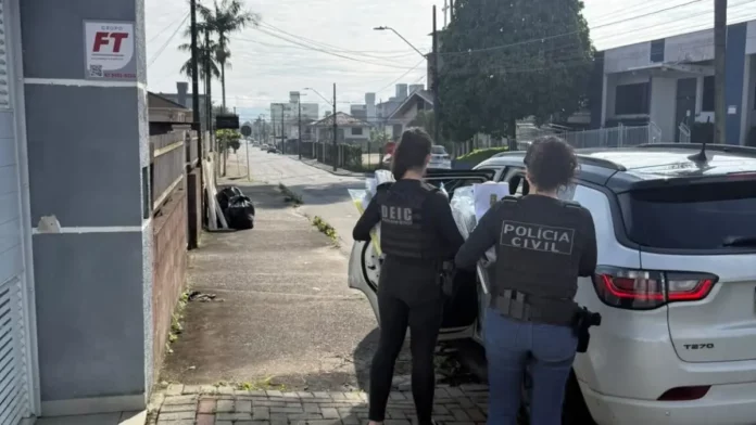 Policiais civis durante o cumprimento de mandados de busca e apreensão da Operação Mídia Fria, que investiga suspeitas de fraude em licitações públicas em Santa Catarina.