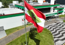 Orçamento de SC prevê R$ 62,9 bilhões para 2027 e crescimento de 8,6% nas receitas Bandeira de Santa Catarina em frente ao Centro Administrativo do Governo do Estado, imagem que ilustra a proposta do orçamento de SC para 2027.