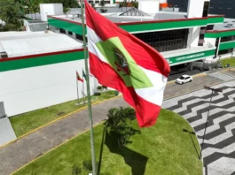 Bandeira de Santa Catarina em frente ao Centro Administrativo do Governo do Estado, imagem que ilustra a proposta do orçamento de SC para 2027.