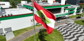 Bandeira de Santa Catarina em frente ao Centro Administrativo do Governo do Estado, imagem que ilustra a proposta do orçamento de SC para 2027.