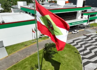 Bandeira de Santa Catarina em frente ao Centro Administrativo do Governo do Estado, imagem que ilustra a proposta do orçamento de SC para 2027.