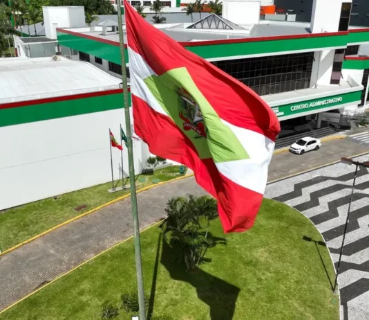 Bandeira de Santa Catarina em frente ao Centro Administrativo do Governo do Estado, imagem que ilustra a proposta do orçamento de SC para 2027.
