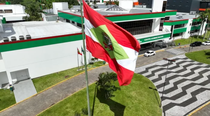 Bandeira de Santa Catarina em frente ao Centro Administrativo do Governo do Estado, imagem que ilustra a proposta do orçamento de SC para 2027.