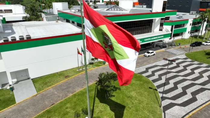 orcamento-sc-1200x675 Bandeira de Santa Catarina em frente ao Centro Administrativo do Governo do Estado, imagem que ilustra a proposta do orçamento de SC para 2027.
