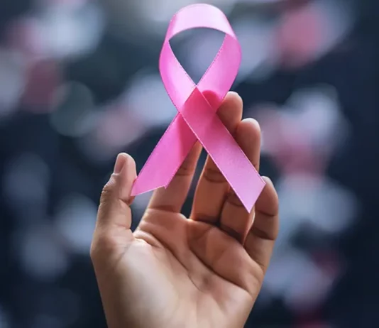 Câncer de mama: Santa Catarina deve registrar 4,4 mil novos casos em 2026 Mão segura laço rosa, símbolo do Outubro Rosa, campanha de conscientização sobre a prevenção e o diagnóstico precoce do câncer de mama.