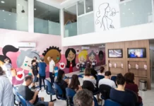 Pacientes aguardam atendimento em unidade de saúde de Florianópolis; imagem ilustra a mobilização do Outubro Rosa para ampliar o acesso a exames e consultas.