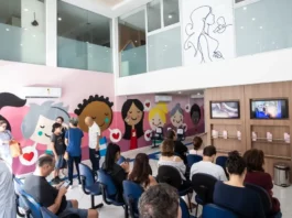 Pacientes aguardam atendimento em unidade de saúde de Florianópolis; imagem ilustra a mobilização do Outubro Rosa para ampliar o acesso a exames e consultas.