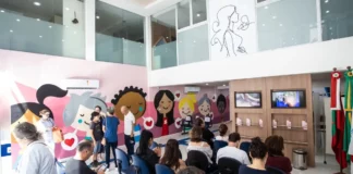 Pacientes aguardam atendimento em unidade de saúde de Florianópolis; imagem ilustra a mobilização do Outubro Rosa para ampliar o acesso a exames e consultas.