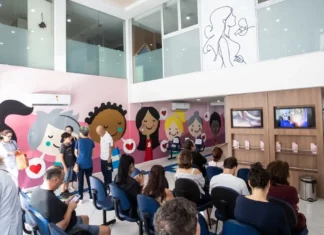 Outubro Rosa: Florianópolis terá Dia D de prevenção e cuidado com a saúde da mulher Pacientes aguardam atendimento em unidade de saúde de Florianópolis; imagem ilustra a mobilização do Outubro Rosa para ampliar o acesso a exames e consultas.