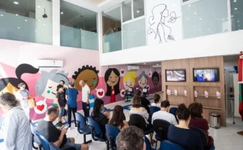 Outubro Rosa: Florianópolis terá Dia D de prevenção e cuidado com a saúde da mulher Pacientes aguardam atendimento em unidade de saúde de Florianópolis; imagem ilustra a mobilização do Outubro Rosa para ampliar o acesso a exames e consultas.