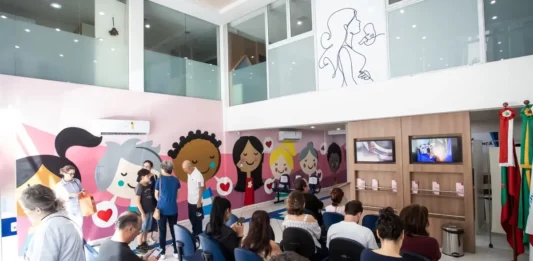 Pacientes aguardam atendimento em unidade de saúde de Florianópolis; imagem ilustra a mobilização do Outubro Rosa para ampliar o acesso a exames e consultas.