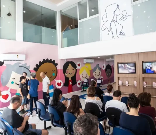 Pacientes aguardam atendimento em unidade de saúde de Florianópolis; imagem ilustra a mobilização do Outubro Rosa para ampliar o acesso a exames e consultas.