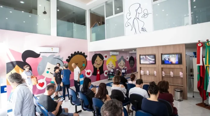 Outubro Rosa: Florianópolis terá Dia D de prevenção e cuidado com a saúde da mulher Pacientes aguardam atendimento em unidade de saúde de Florianópolis; imagem ilustra a mobilização do Outubro Rosa para ampliar o acesso a exames e consultas.