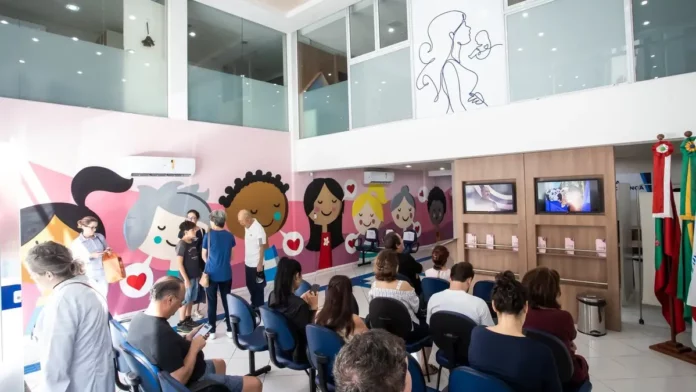 outubro-rosa-dia-d-florianopolis Pacientes aguardam atendimento em unidade de saúde de Florianópolis; imagem ilustra a mobilização do Outubro Rosa para ampliar o acesso a exames e consultas.