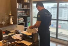 Polícia Federal deflagra operação para investigar fraudes na previdência dos servidores de Palhoça Agente da Polícia Federal examina documentos durante operação que investiga irregularidades na previdência dos servidores de Palhoça, em Santa Catarina.