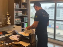 Polícia Federal deflagra operação para investigar fraudes na previdência dos servidores de Palhoça Agente da Polícia Federal examina documentos durante operação que investiga irregularidades na previdência dos servidores de Palhoça, em Santa Catarina.