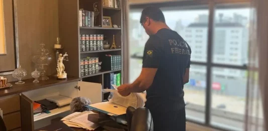 Polícia Federal deflagra operação para investigar fraudes na previdência dos servidores de Palhoça Agente da Polícia Federal examina documentos durante operação que investiga irregularidades na previdência dos servidores de Palhoça, em Santa Catarina.