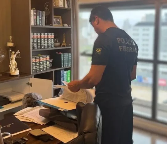 Polícia Federal deflagra operação para investigar fraudes na previdência dos servidores de Palhoça Agente da Polícia Federal examina documentos durante operação que investiga irregularidades na previdência dos servidores de Palhoça, em Santa Catarina.