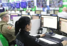 Polícia Penal identifica 64 pessoas com tornozeleira eletrônica na Oktoberfest Blumenau Policial penal atua em central de monitoramento durante operação de fiscalização na Oktoberfest Blumenau, em Santa Catarina.