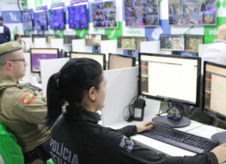 Polícia Penal identifica 64 pessoas com tornozeleira eletrônica na Oktoberfest Blumenau Policial penal atua em central de monitoramento durante operação de fiscalização na Oktoberfest Blumenau, em Santa Catarina.