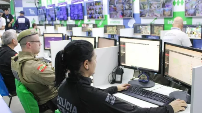 policia-penal-monitoramento Policial penal atua em central de monitoramento durante operação de fiscalização na Oktoberfest Blumenau, em Santa Catarina.