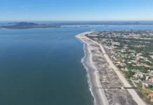 Vista aérea da Praia de Itapoá mostra a faixa de areia ampliada em obra realizada pelo Porto de São Francisco do Sul.