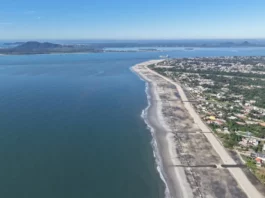 Porto de São Francisco conclui engordamento de 8,8 km da Praia de Itapoá Vista aérea da Praia de Itapoá mostra a faixa de areia ampliada em obra realizada pelo Porto de São Francisco do Sul.