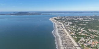 Vista aérea da Praia de Itapoá mostra a faixa de areia ampliada em obra realizada pelo Porto de São Francisco do Sul.