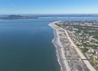 Porto de São Francisco conclui engordamento de 8,8 km da Praia de Itapoá Vista aérea da Praia de Itapoá mostra a faixa de areia ampliada em obra realizada pelo Porto de São Francisco do Sul.