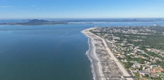 Porto de São Francisco conclui engordamento de 8,8 km da Praia de Itapoá Vista aérea da Praia de Itapoá mostra a faixa de areia ampliada em obra realizada pelo Porto de São Francisco do Sul.