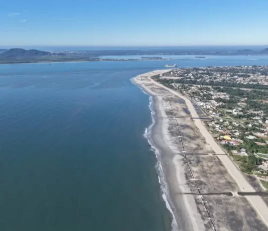 Porto de São Francisco conclui engordamento de 8,8 km da Praia de Itapoá Vista aérea da Praia de Itapoá mostra a faixa de areia ampliada em obra realizada pelo Porto de São Francisco do Sul.